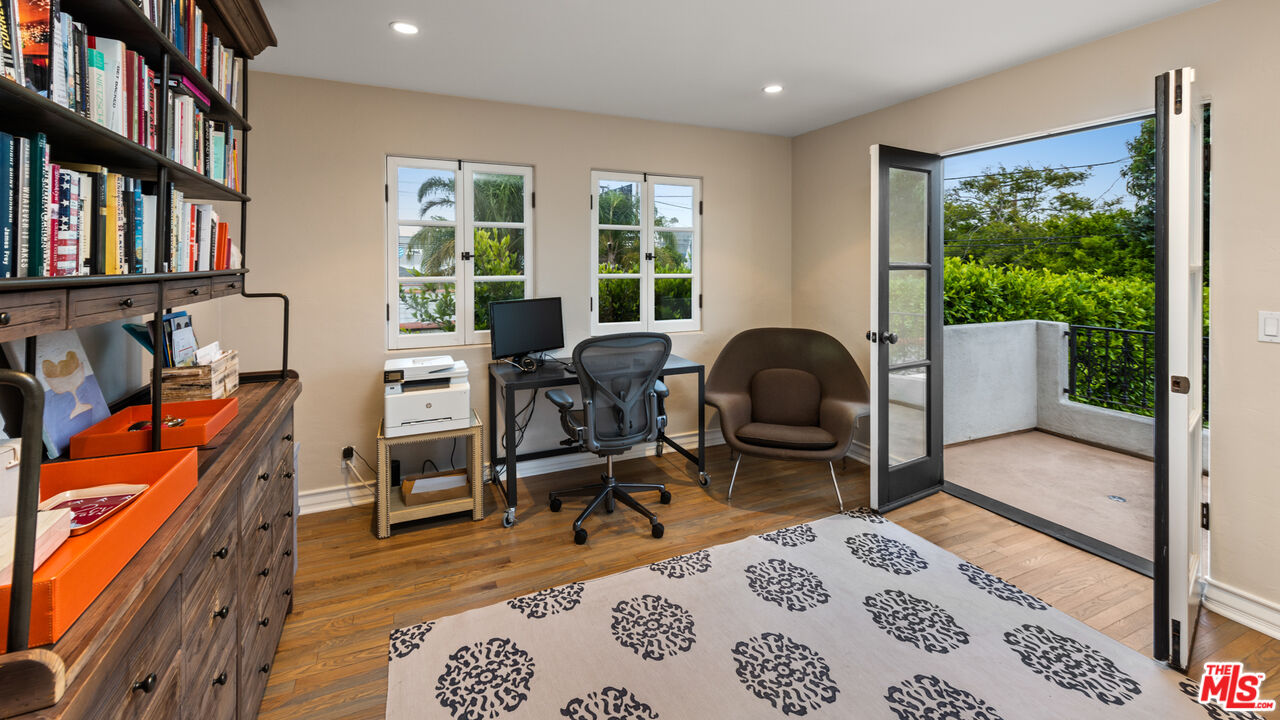 1146 Grant Avenue Venice, CA 90291 - Photo 15 of 20 a living room with furniture and a bookshelf