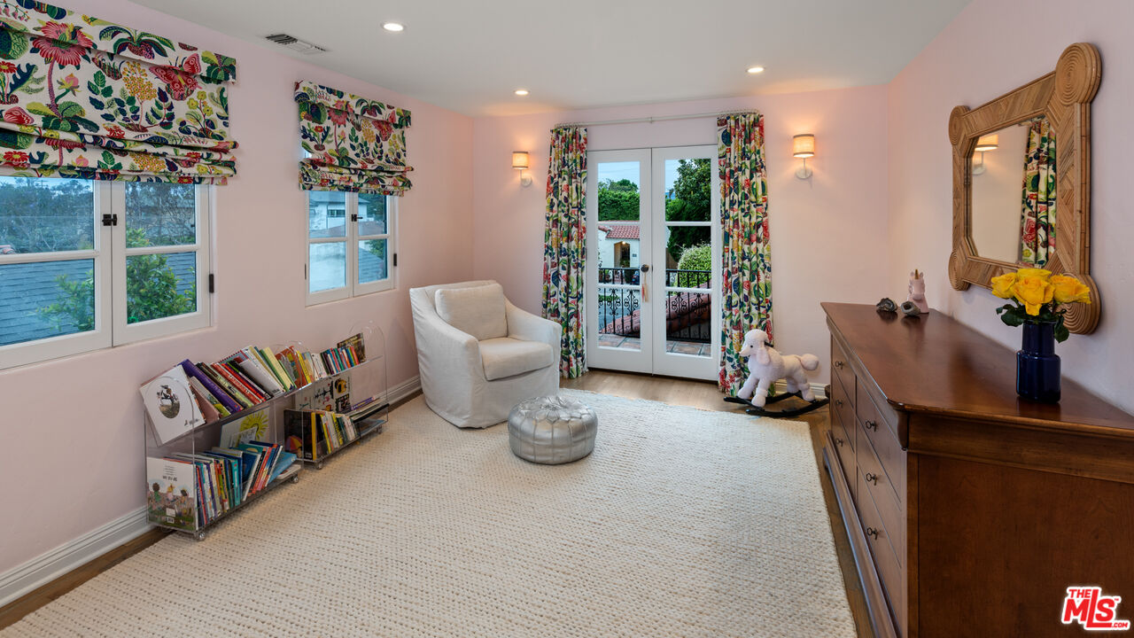 1146 Grant Avenue Venice, CA 90291 - Photo 16 of 20 a living room with furniture and a potted plant