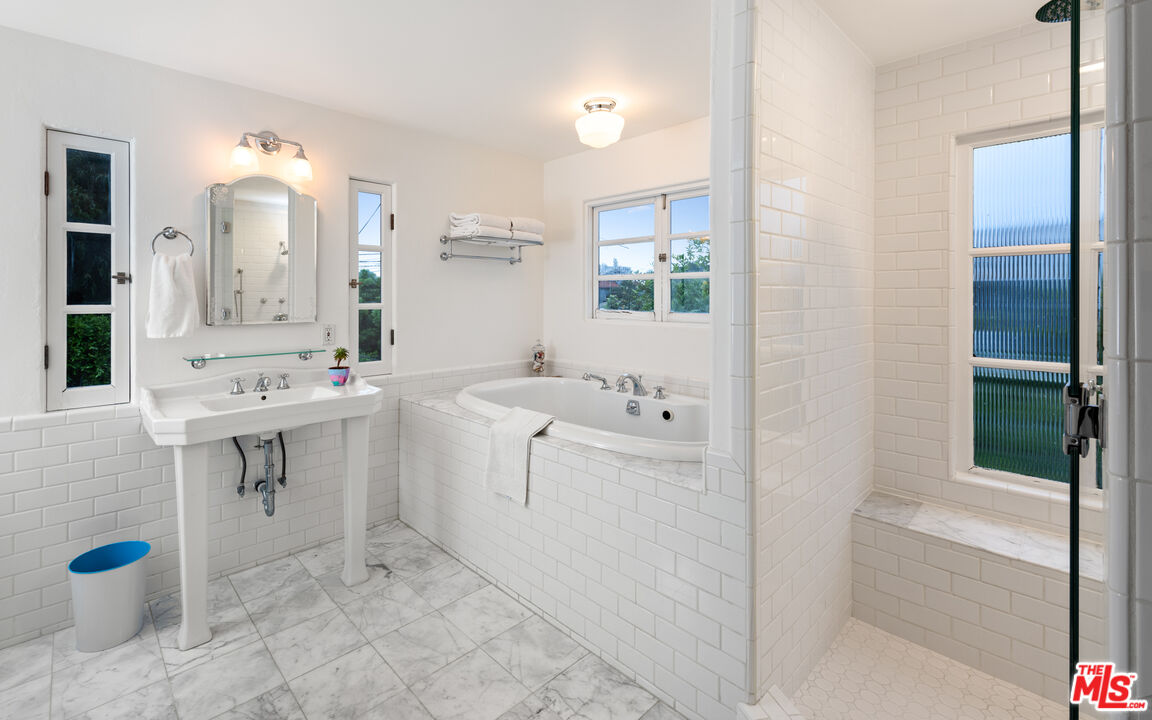 1146 Grant Avenue Venice, CA 90291 - Photo 17 of 20 a view of bathroom with dual sinks