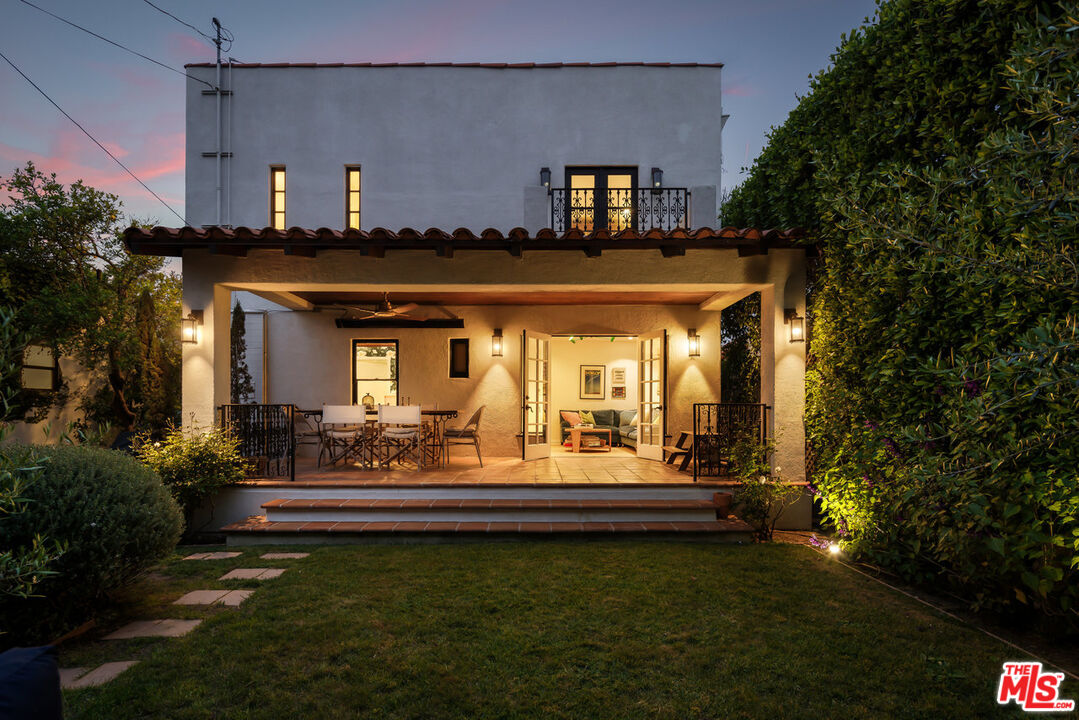 1146 Grant Avenue Venice, CA 90291 - Photo 19 of 20 a view of a house with sitting area and garden