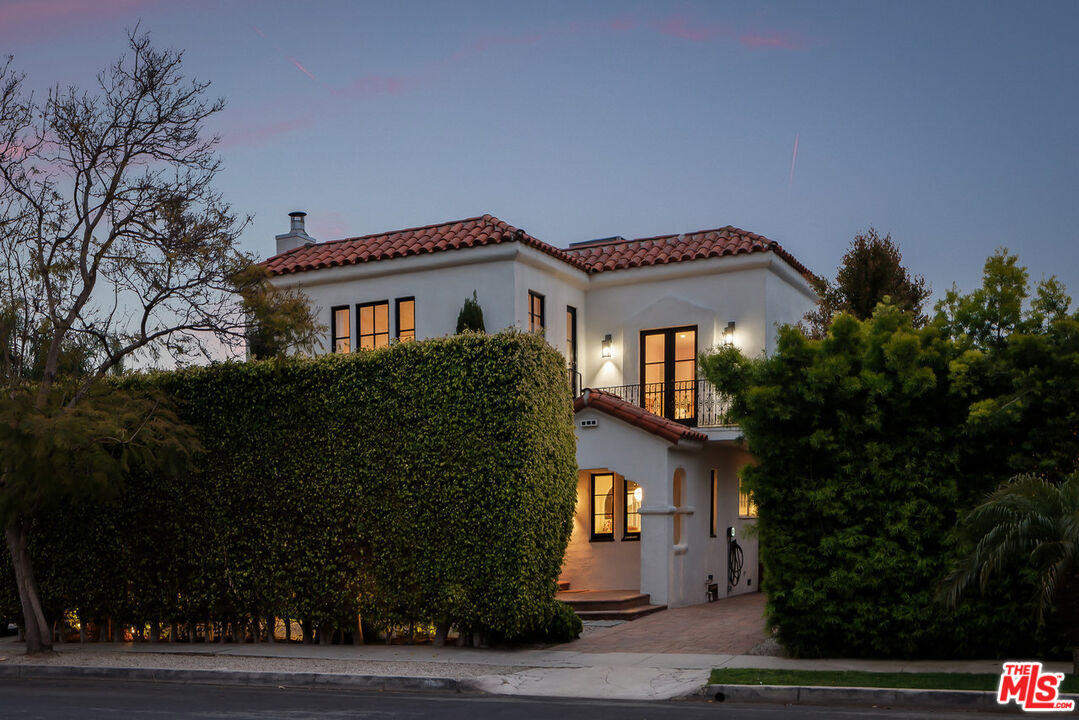 1146 Grant Avenue Venice, CA 90291 - Photo 20 of 20 a front view of a house with a yard