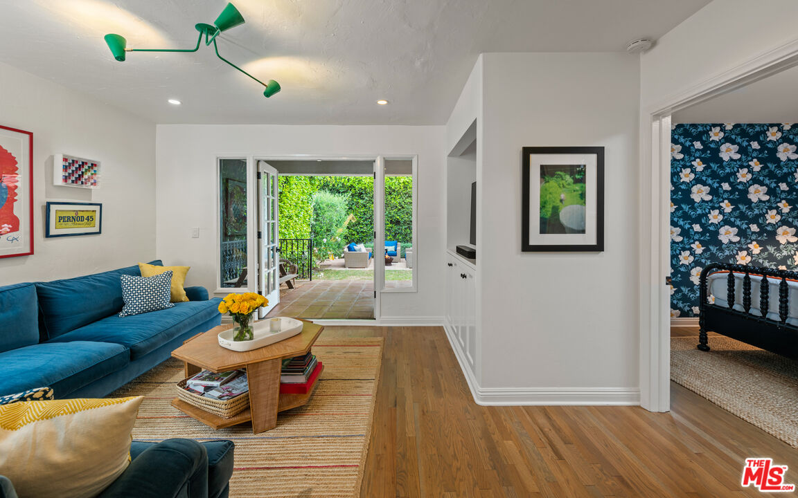1146 Grant Avenue Venice, CA 90291 - Photo 8 of 20 a living room with furniture and a large window