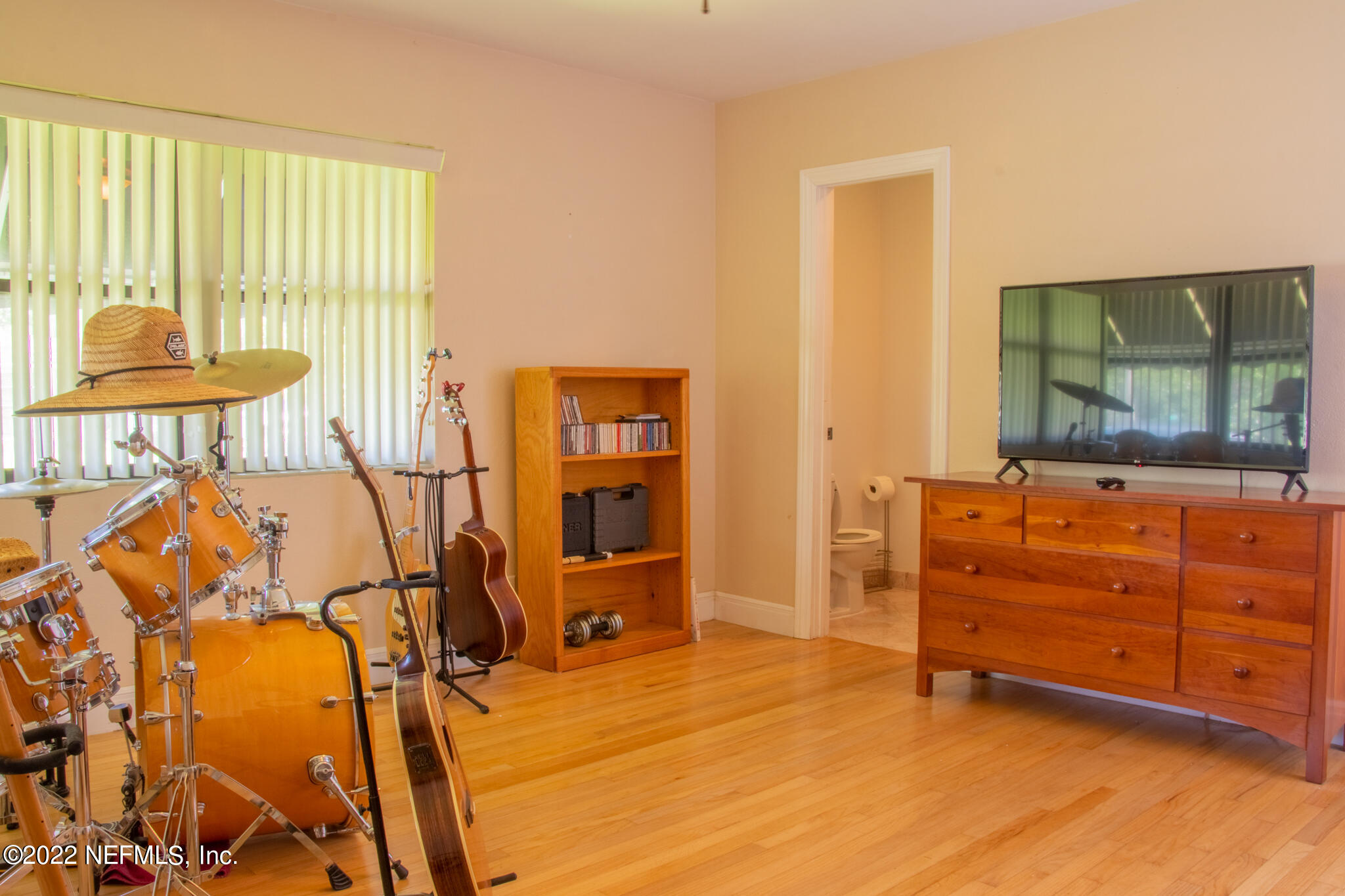 6415 Wesleyan Road Jacksonville, FL 32217 - Photo 12 of 36 a room with furniture and flat screen tv