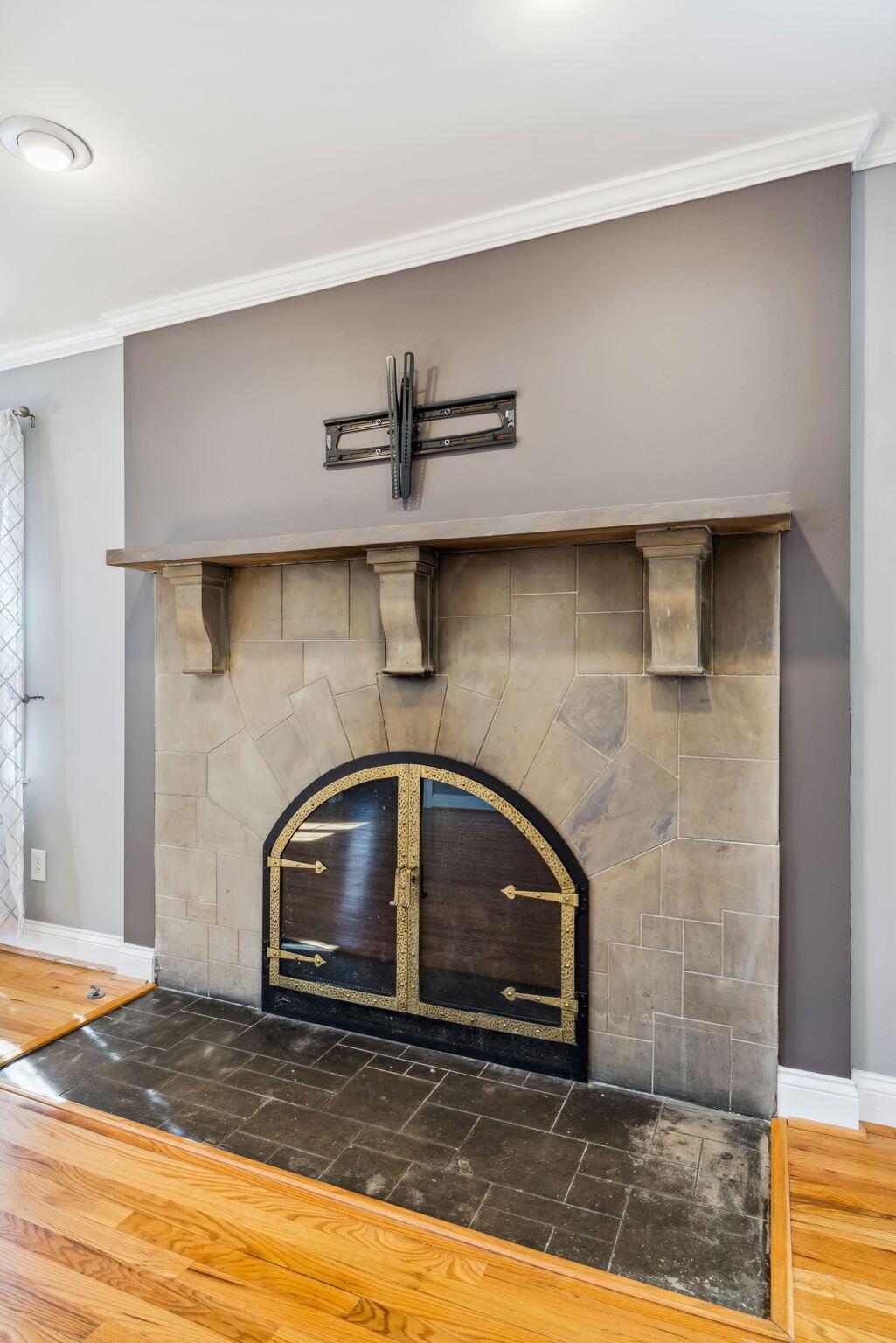 114 South Cassingham Road Bexley, OH 43209 - Photo 11 of 51 Gas log Fireplace