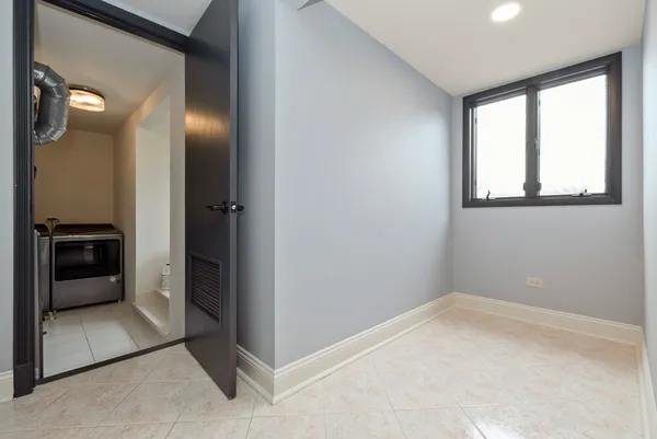 $315,000 | 7920 West Lakeview Court, Unit 2B, Palos Heights, IL 60463