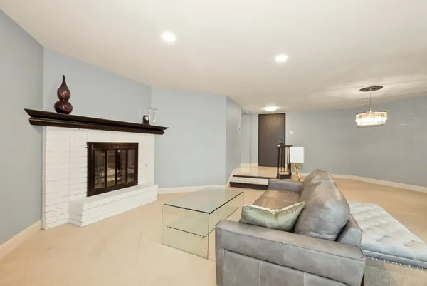 $315,000 | 7920 West Lakeview Court, Unit 2B, Palos Heights, IL 60463