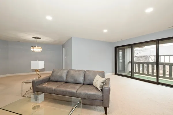 $315,000 | 7920 West Lakeview Court, Unit 2B, Palos Heights, IL 60463