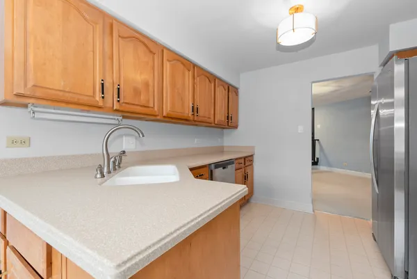 $315,000 | 7920 West Lakeview Court, Unit 2B, Palos Heights, IL 60463