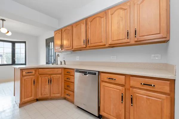 $315,000 | 7920 West Lakeview Court, Unit 2B, Palos Heights, IL 60463