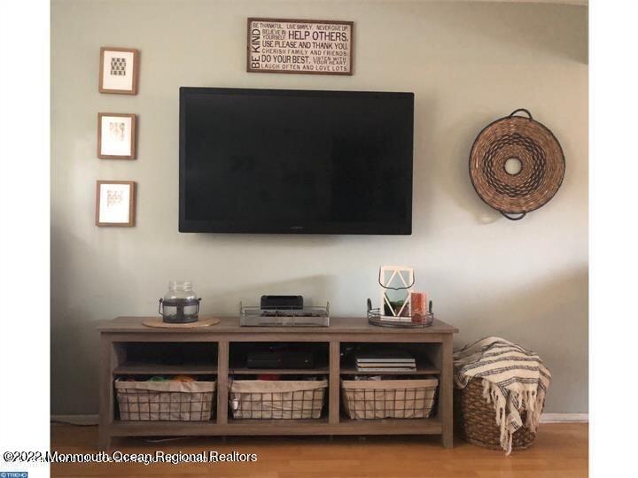 140 Gunwale Road Manahawkin, NJ 08050 - Photo 5 of 22 Living Room
