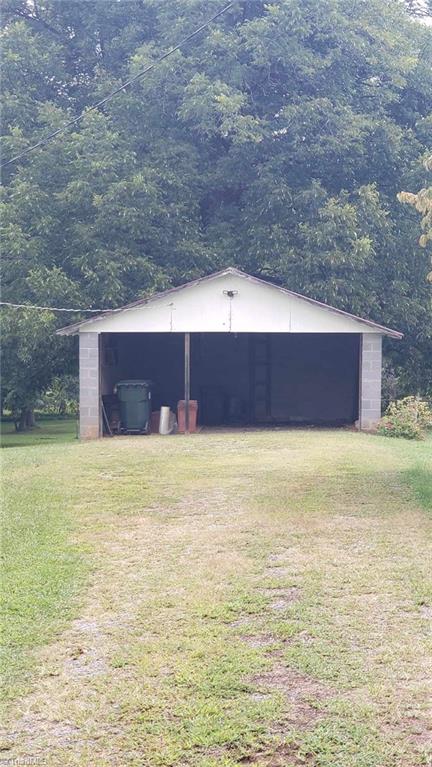 205 Cedar Lodge Road Thomasville, NC 27360 - Photo 5 of 22 Garage to park your car