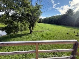 a view of a back yard