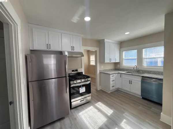 $2,590 | 706 East 12th Street, Pittsburg, CA 94565