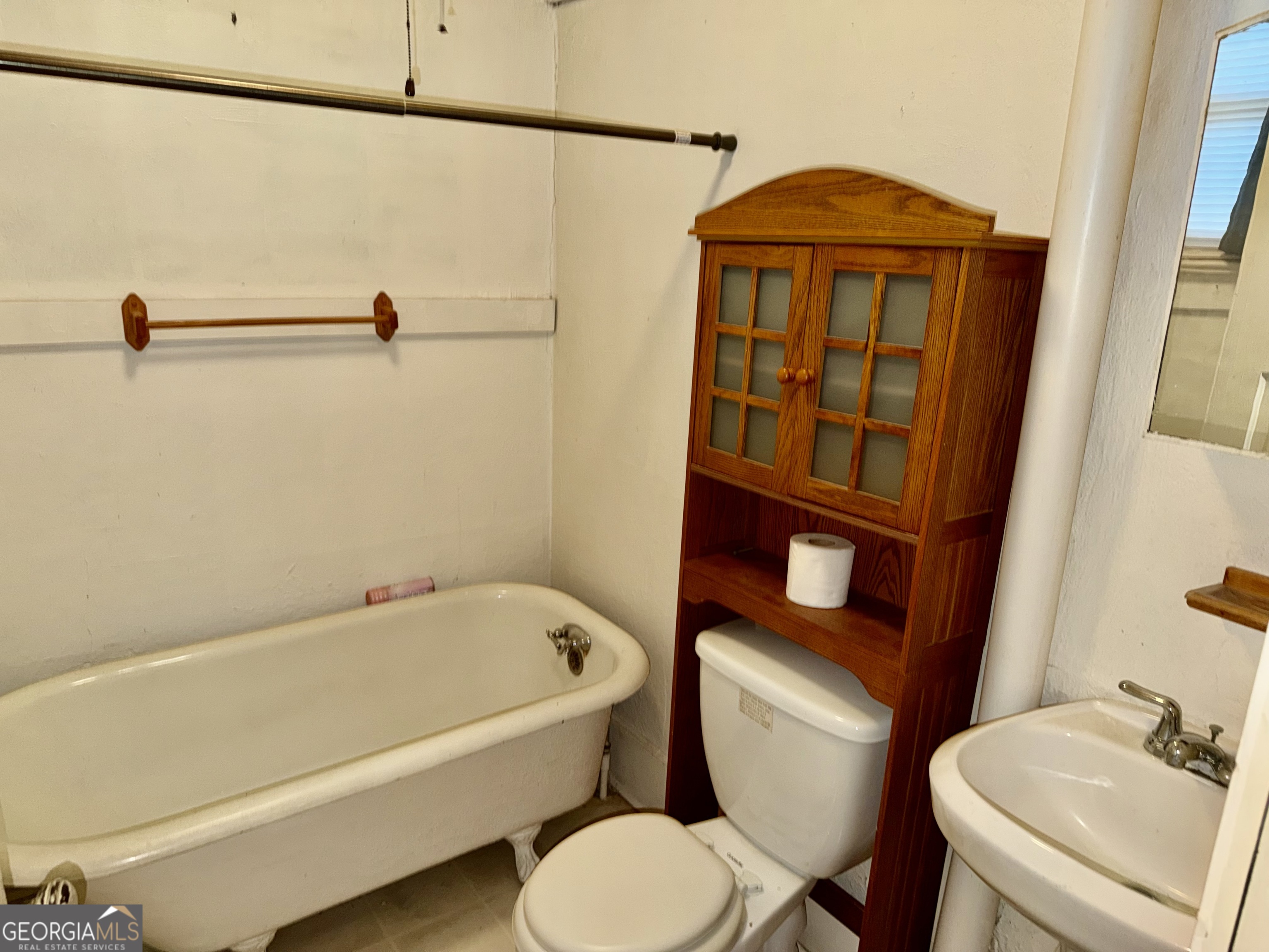 349 Cook Street Elberton, GA 30635 - Photo 18 of 22 a bathroom with a toilet and a bathtub