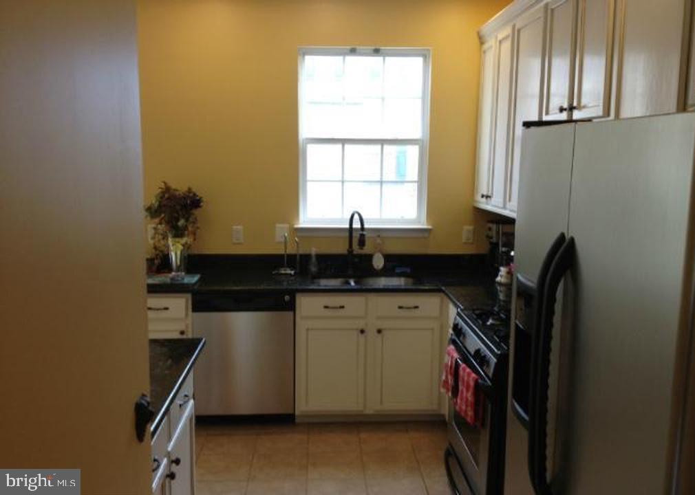 4815 Harcourt Road, Unit 13 Upper Marlboro, MD 20772 - Photo 4 of 18 Kitchen