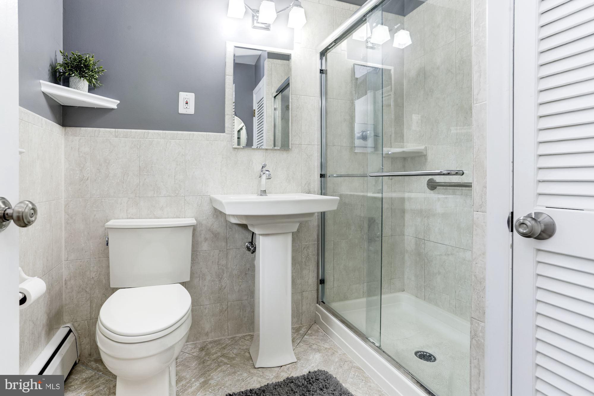 3941 Hawthorne Road Ellicott City, MD 21042 - Photo 21 of 37 Primary En-Suite Full Bath