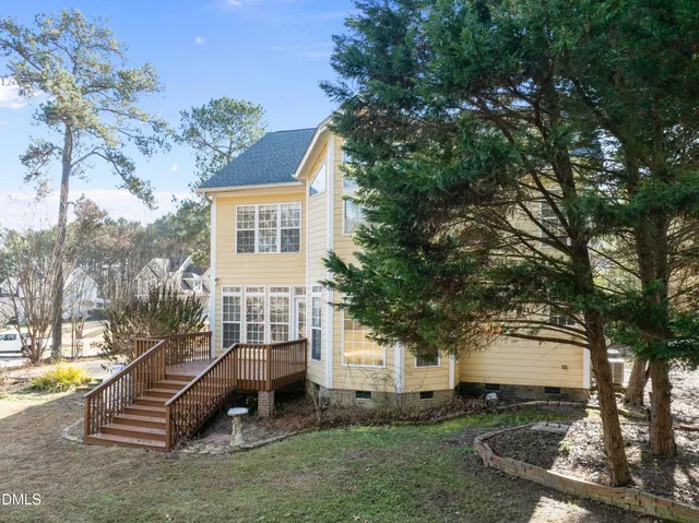 a view of a house with backyard