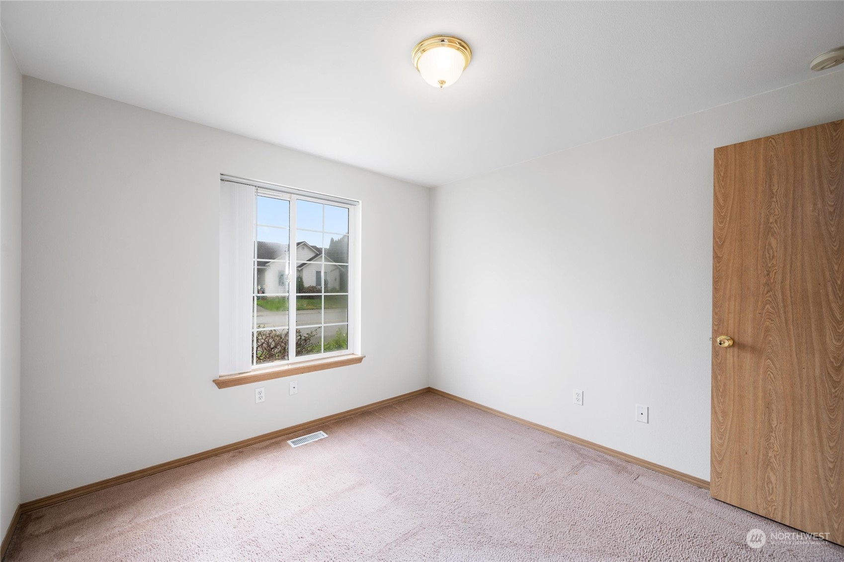 422 Spring Lane Sedro-Woolley, WA 98284 - Photo 16 of 25 an empty room with a window