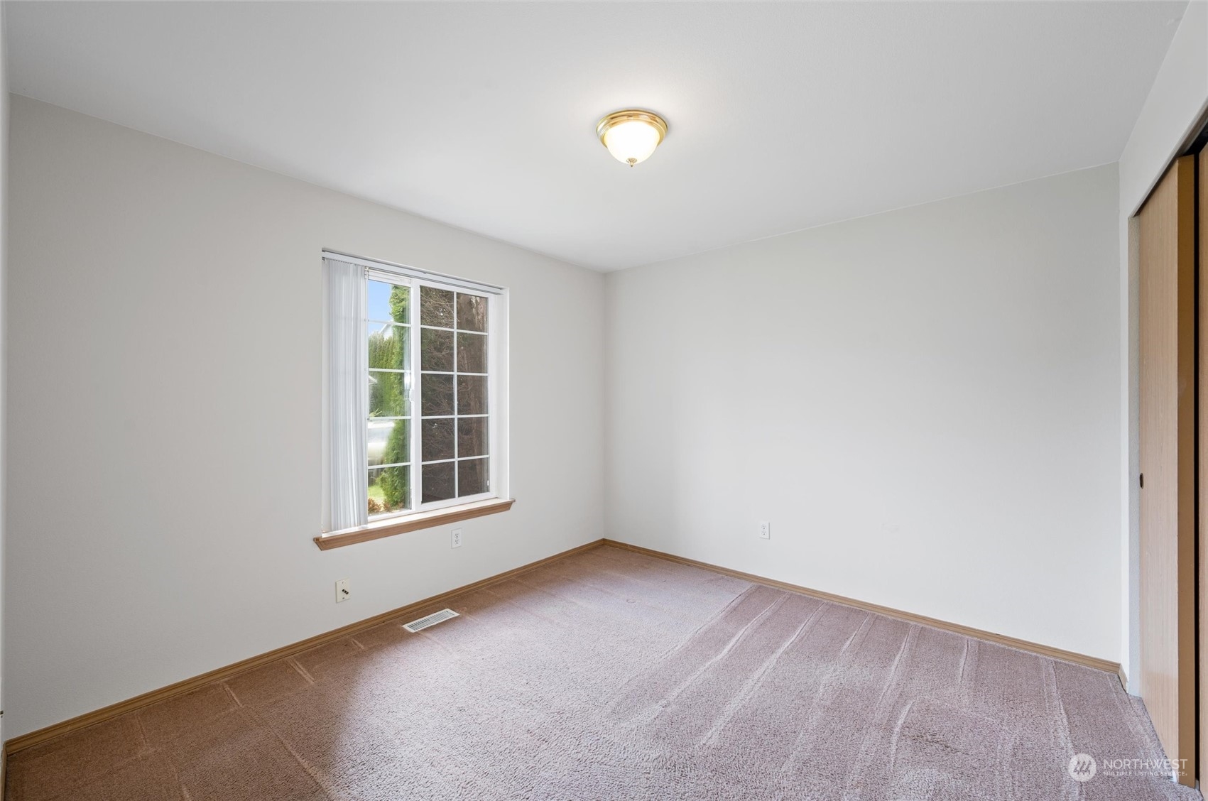 422 Spring Lane Sedro-Woolley, WA 98284 - Photo 19 of 25 an empty room with a window