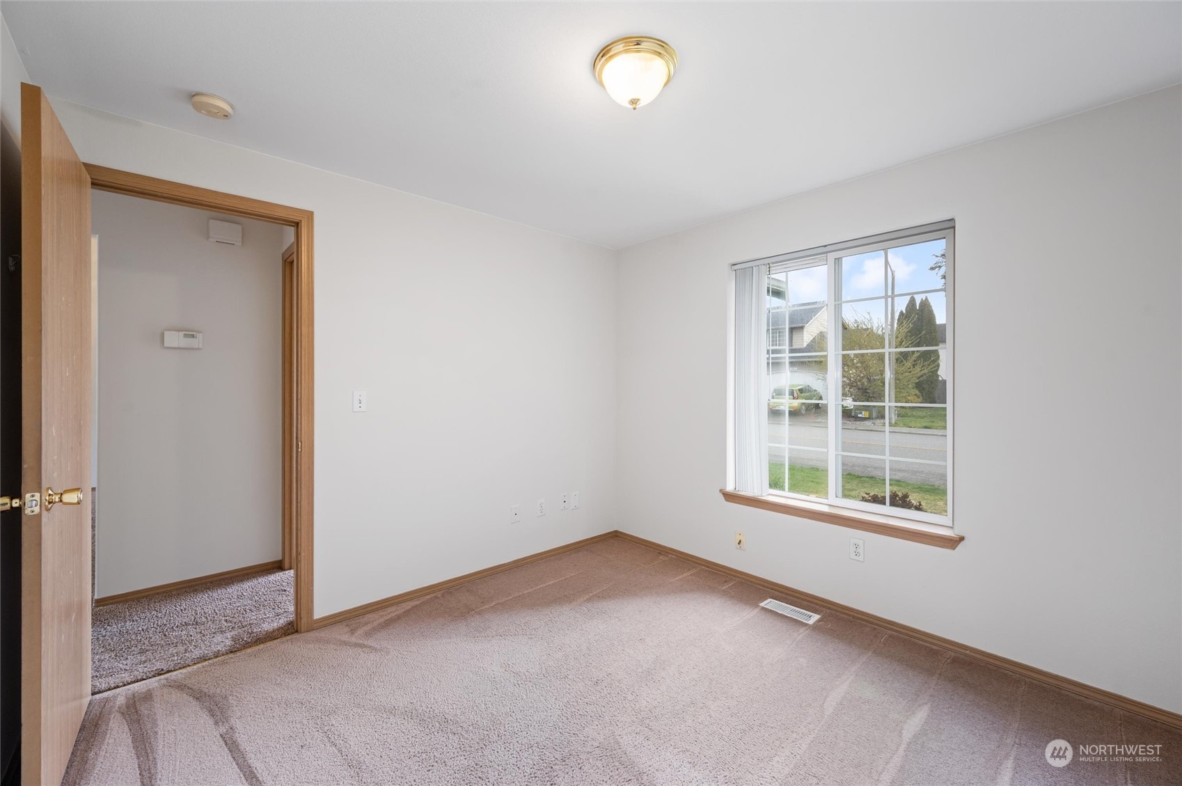 422 Spring Lane Sedro-Woolley, WA 98284 - Photo 20 of 25 an empty room with a window