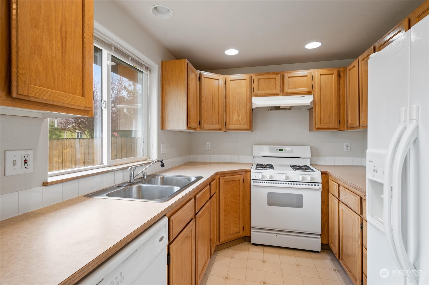 422 Spring Lane Sedro-Woolley, WA 98284 - Photo 7 of 25 a kitchen that has a sink and a stove in it