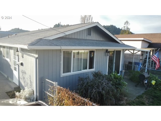 907 Greenwood Avenue Reedsport, OR 97467 - Photo 6 of 45