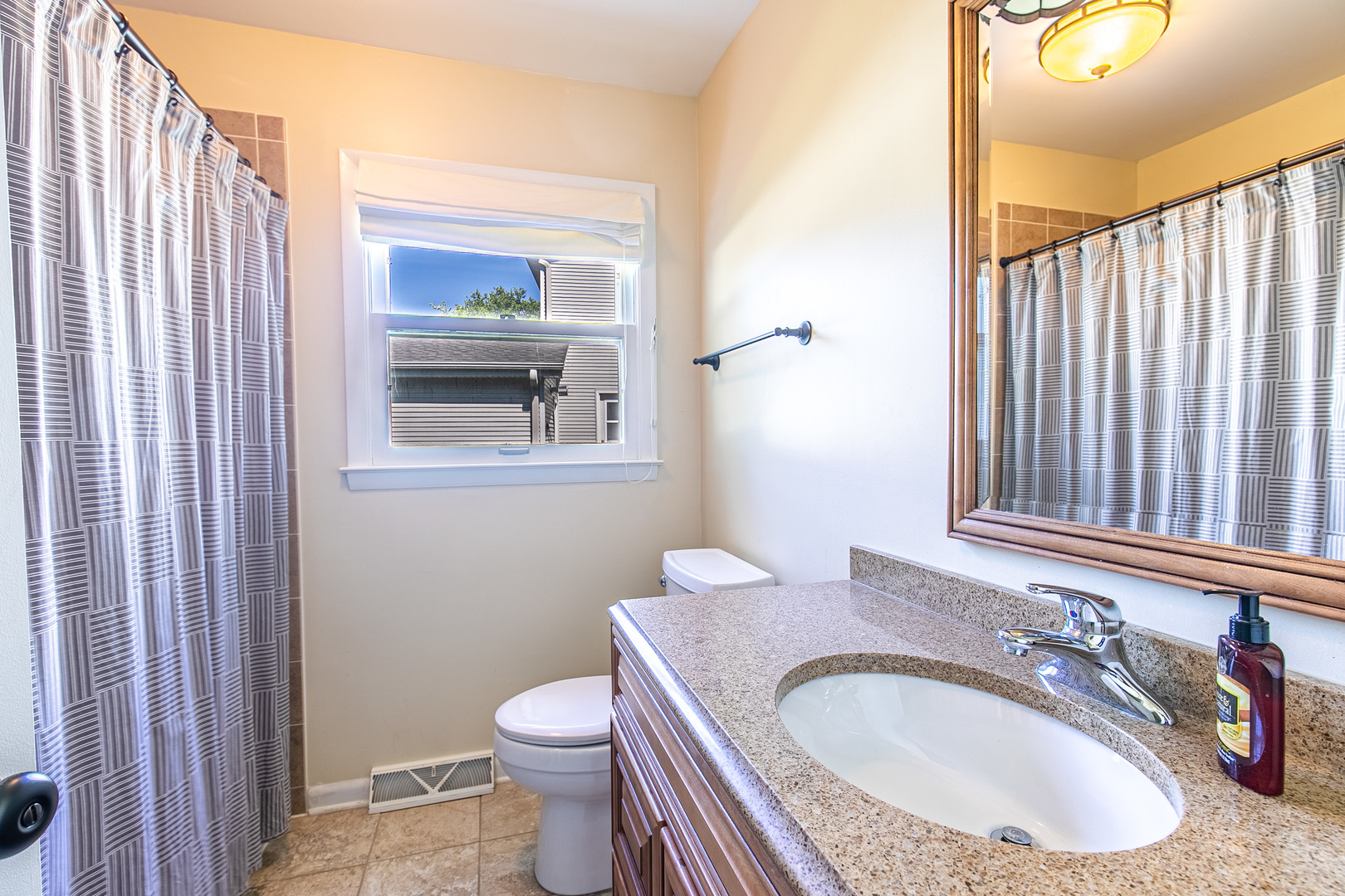 426 Beck Road Lindenhurst, IL 60046 - Photo 7 of 29