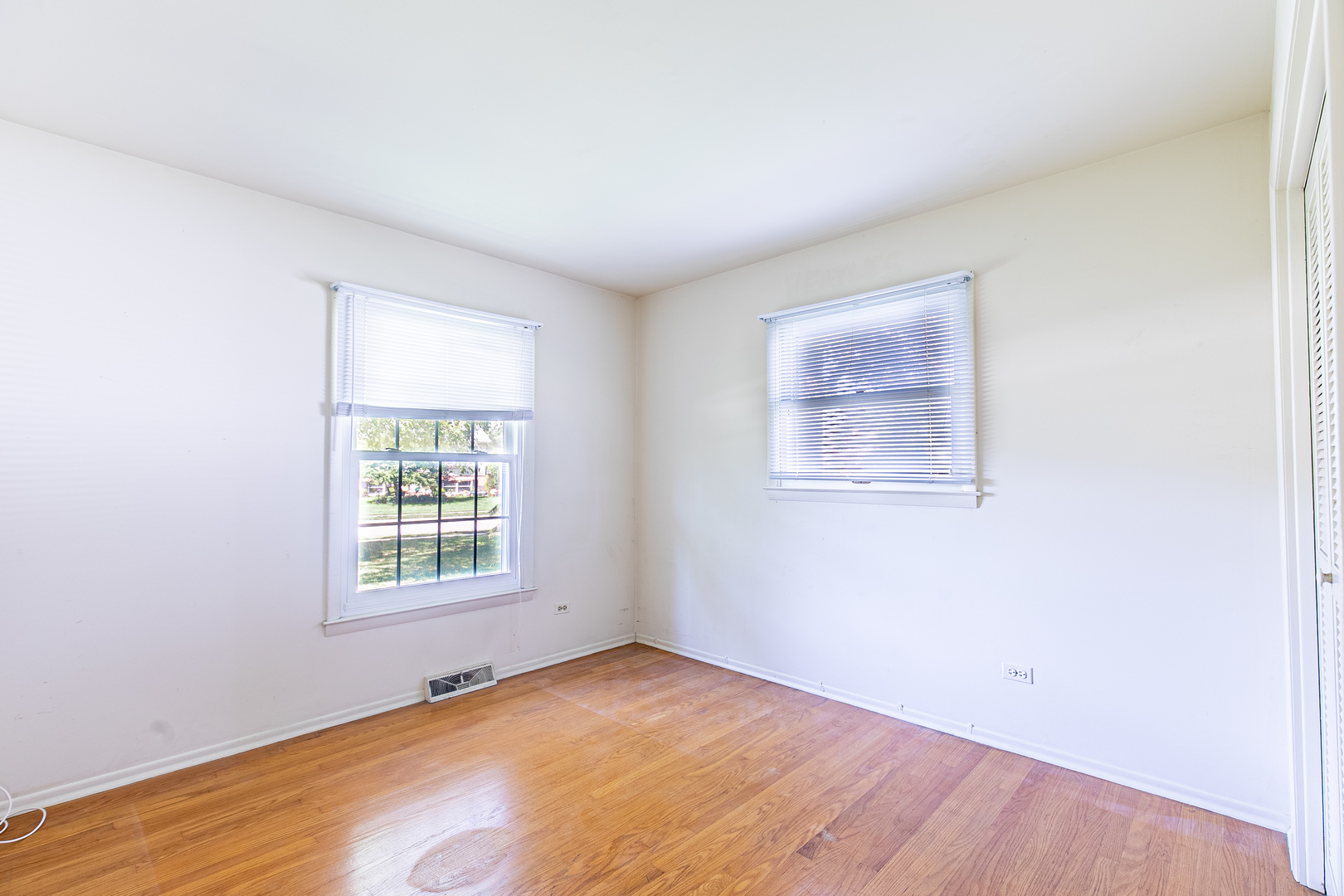 426 Beck Road Lindenhurst, IL 60046 - Photo 8 of 29
