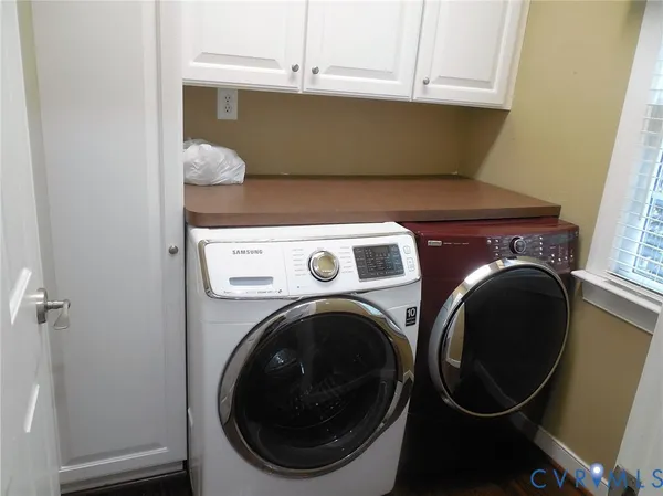 a close up view of a washer and dryer