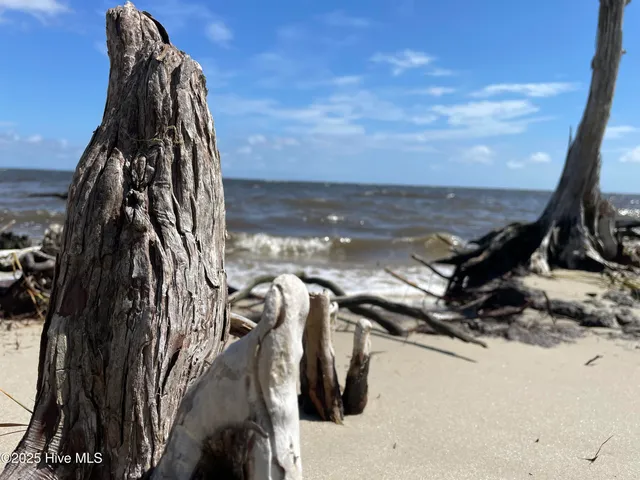 $249,000 | 740 Sandy Point Drive, Beaufort, NC 28516