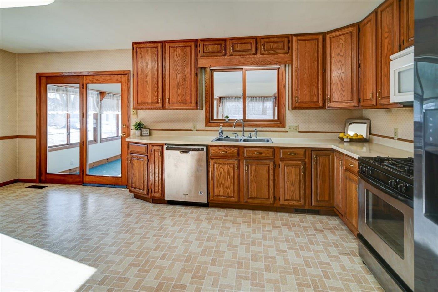 911 Valley Poynette, WI 53955 - Photo 6 of 37