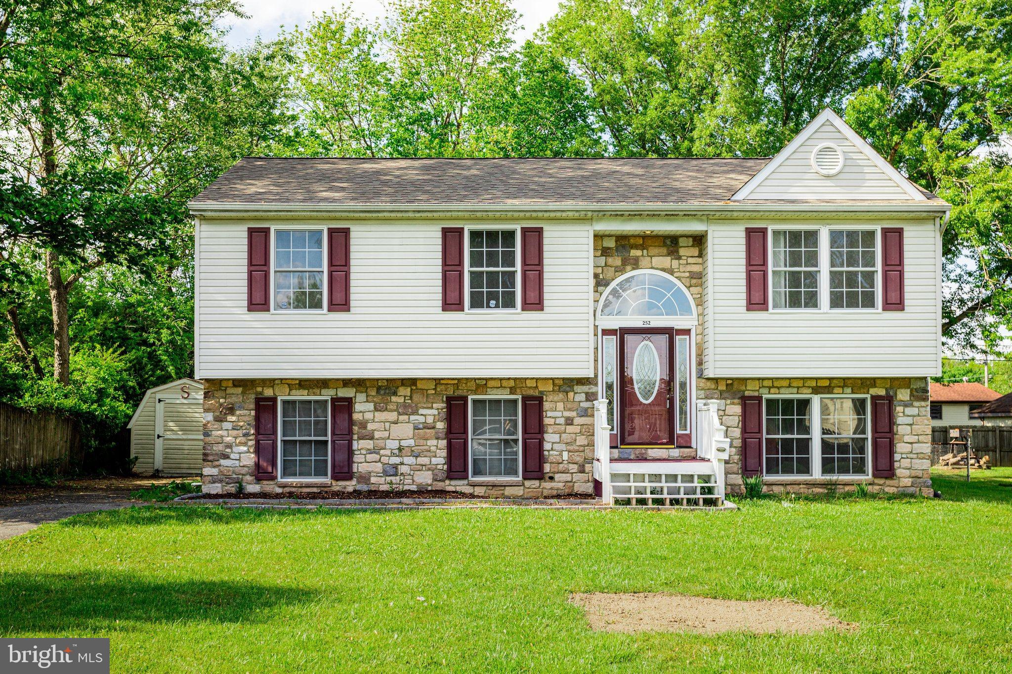 Bi-level with stone accent