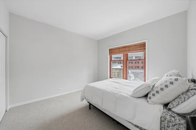 $425,000 | 4014 North Clarendon Avenue, Unit 4S, Chicago, IL 60613