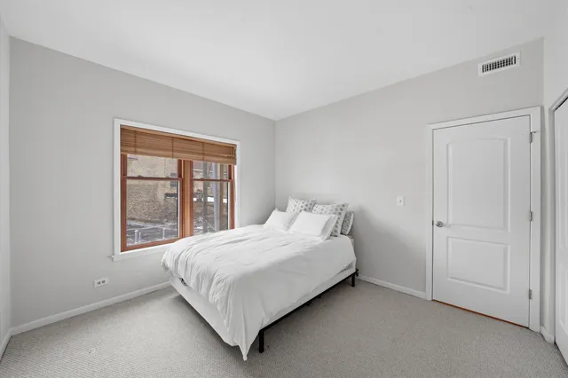 $425,000 | 4014 North Clarendon Avenue, Unit 4S, Chicago, IL 60613