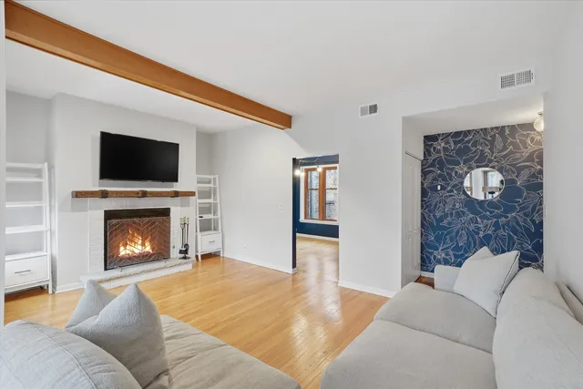 $425,000 | 4014 North Clarendon Avenue, Unit 4S, Chicago, IL 60613