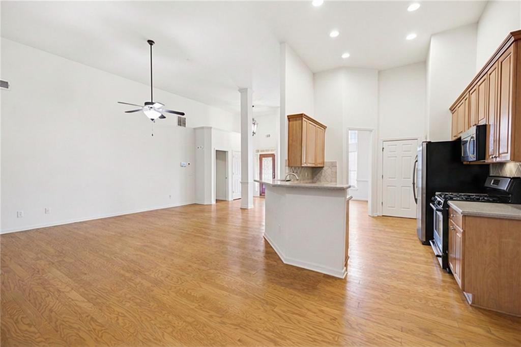 3155 Esplanade Circle Southwest Atlanta, GA 30311 - Photo 5 of 23 a view of kitchen with sink microwave and stove