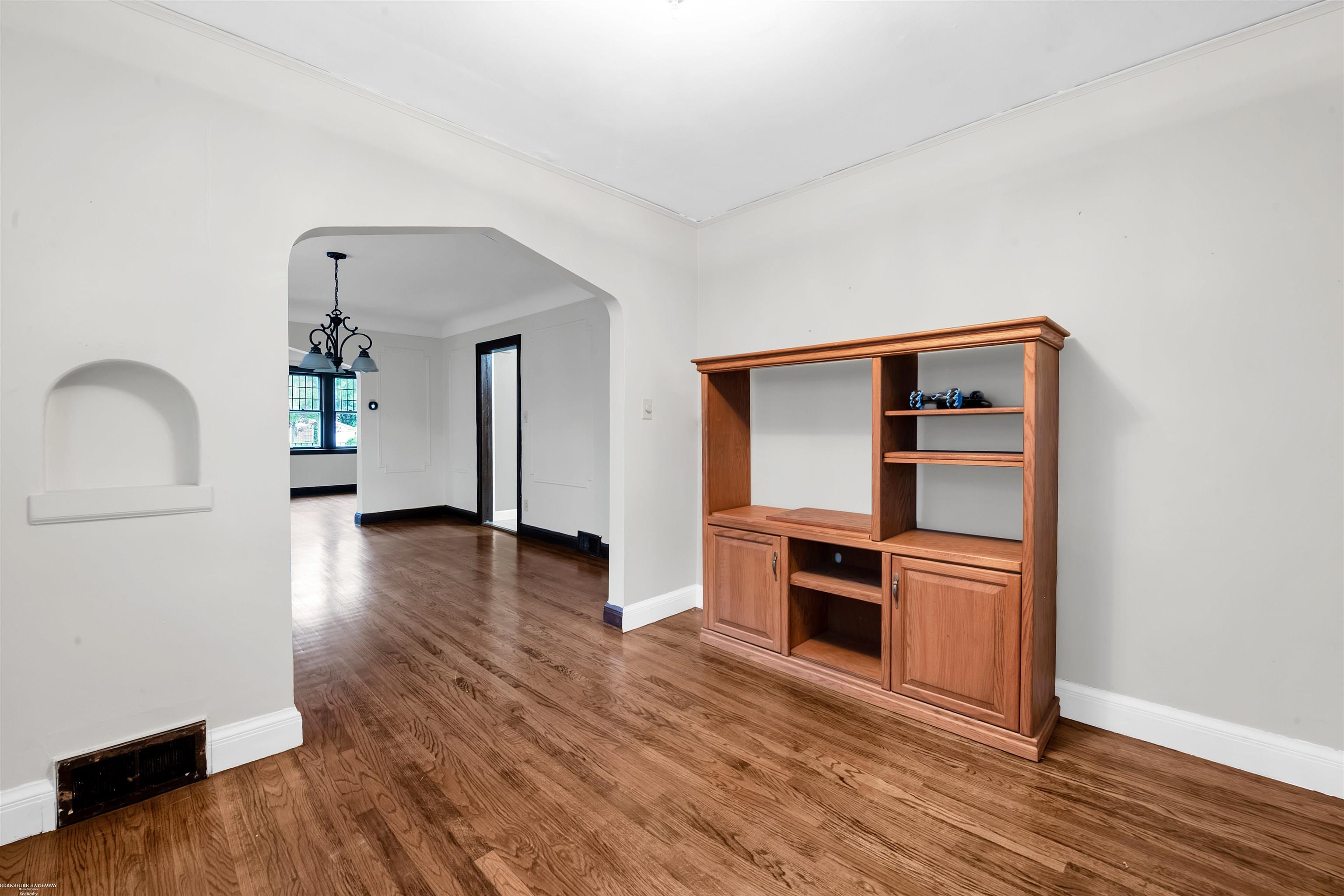 893 Rivard Boulevard Grosse Pointe, MI 48230 - Photo 11 of 27 50112072-10.JPG