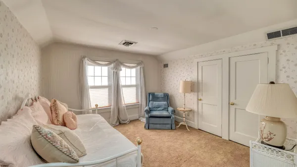 a view of livingroom with furniture