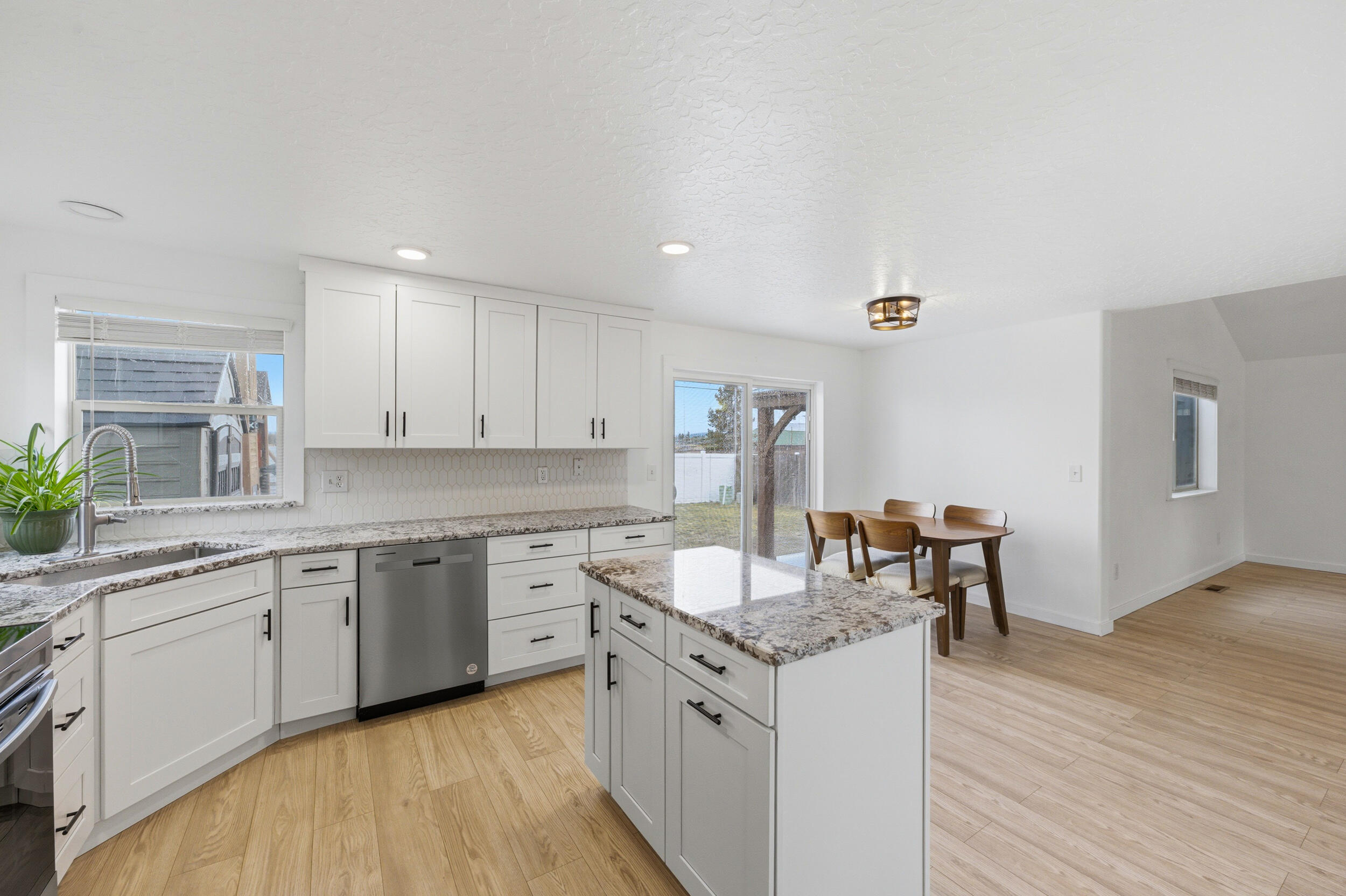 51281 Riley Lane La Pine, OR 97739 - Photo 9 of 36