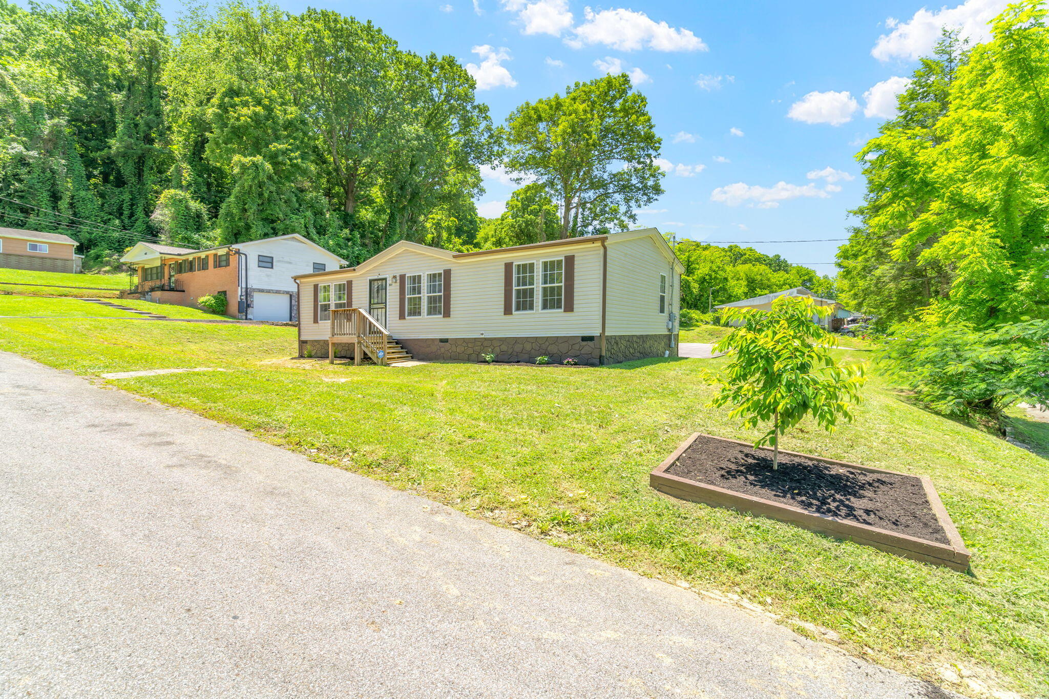401 Meadow View Road Knoxville, TN 37914 - Photo 2 of 28 6-web-or-mls-401 Meadow View Exterior-10