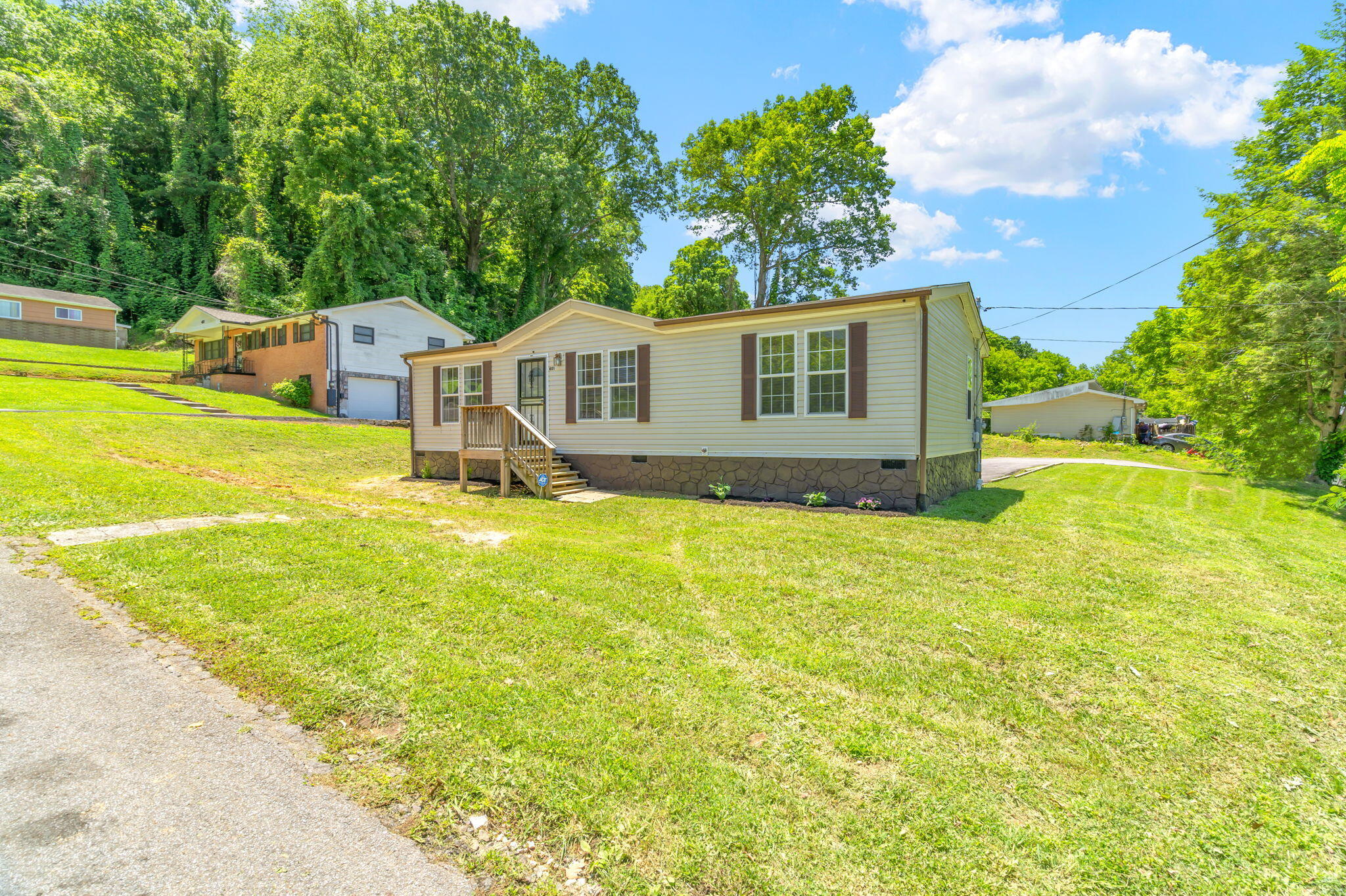 401 Meadow View Road Knoxville, TN 37914 - Photo 24 of 28 2-web-or-mls-401 Meadow View Exterior-5