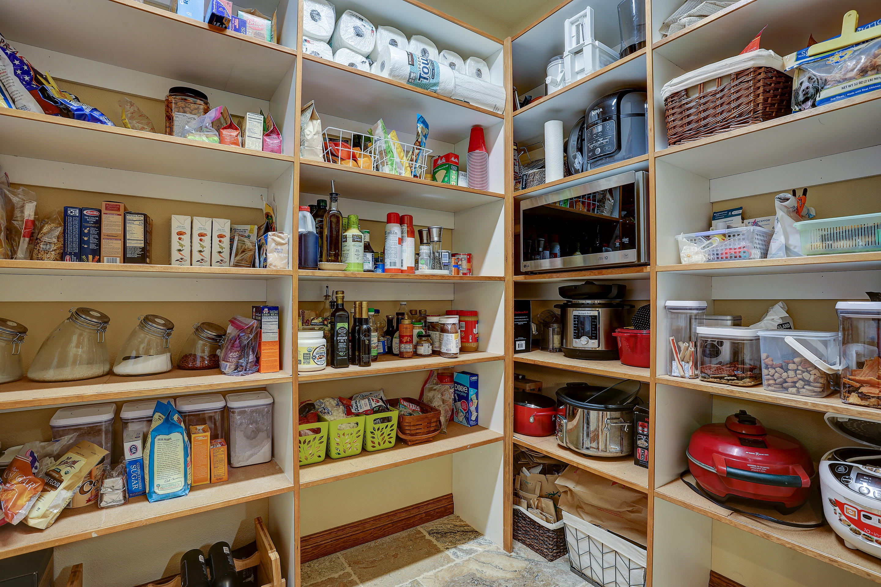 61267 Benham Road Bend, OR 97702 - Photo 16 of 49 Large walk-in pantry