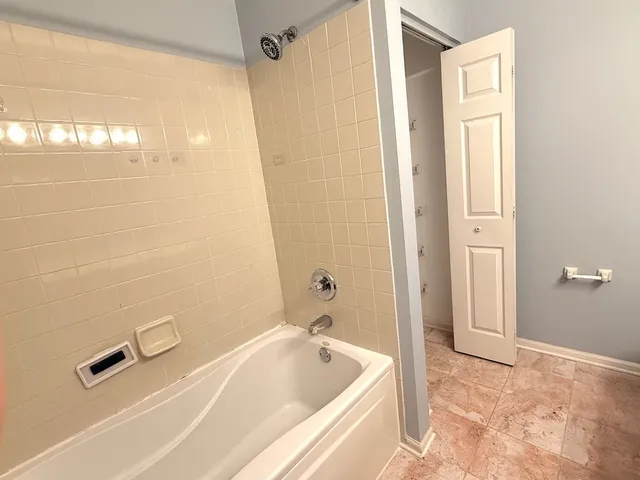 $2,600 | 2279 Reflections Drive, Aurora, IL 60502