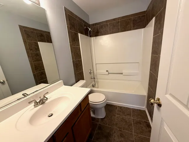 $2,600 | 2279 Reflections Drive, Aurora, IL 60502