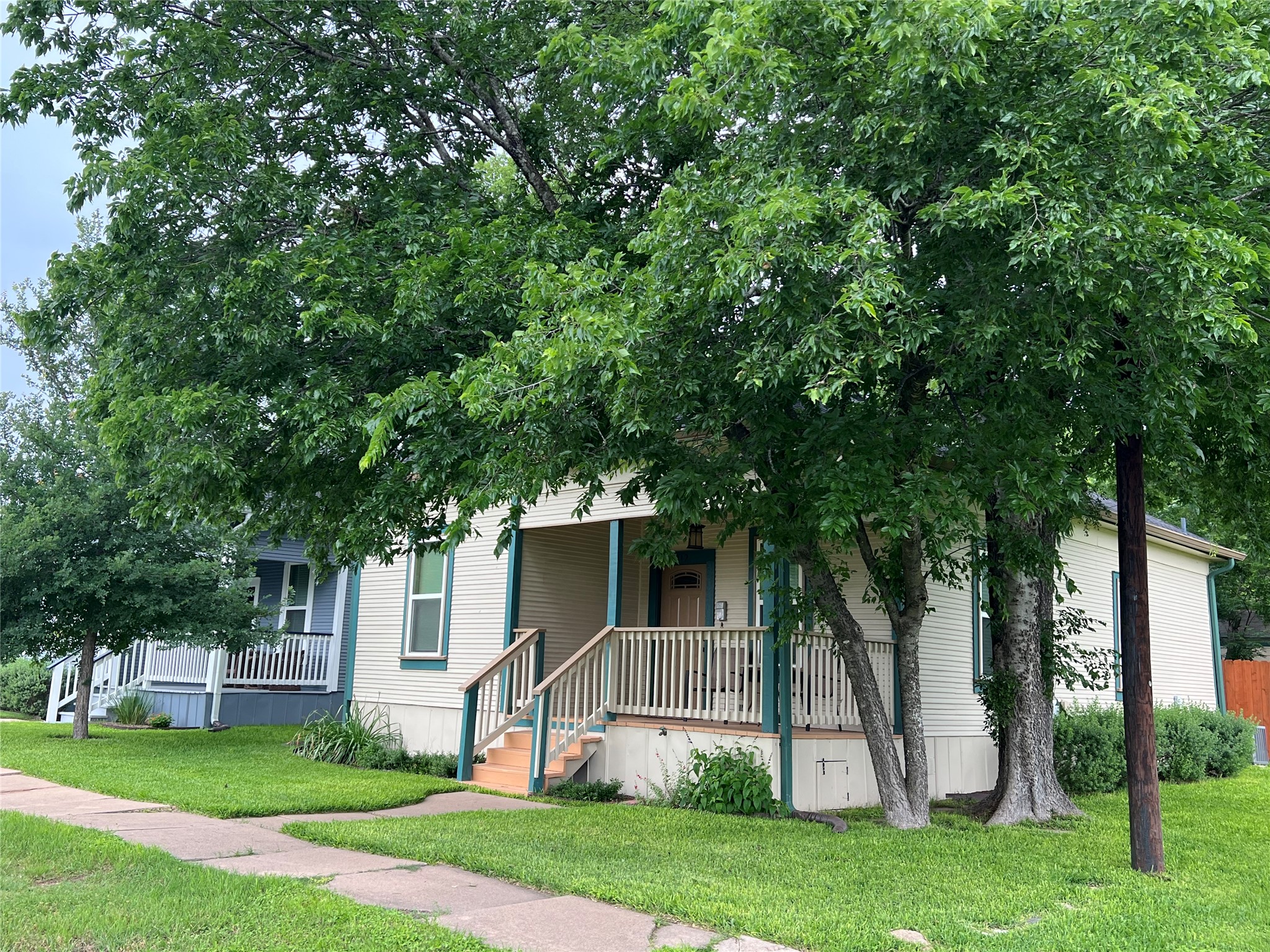 312 West 3rd Street Taylor, TX 76574 - Photo 6 of 36 Two wonderful properties in one purchase!