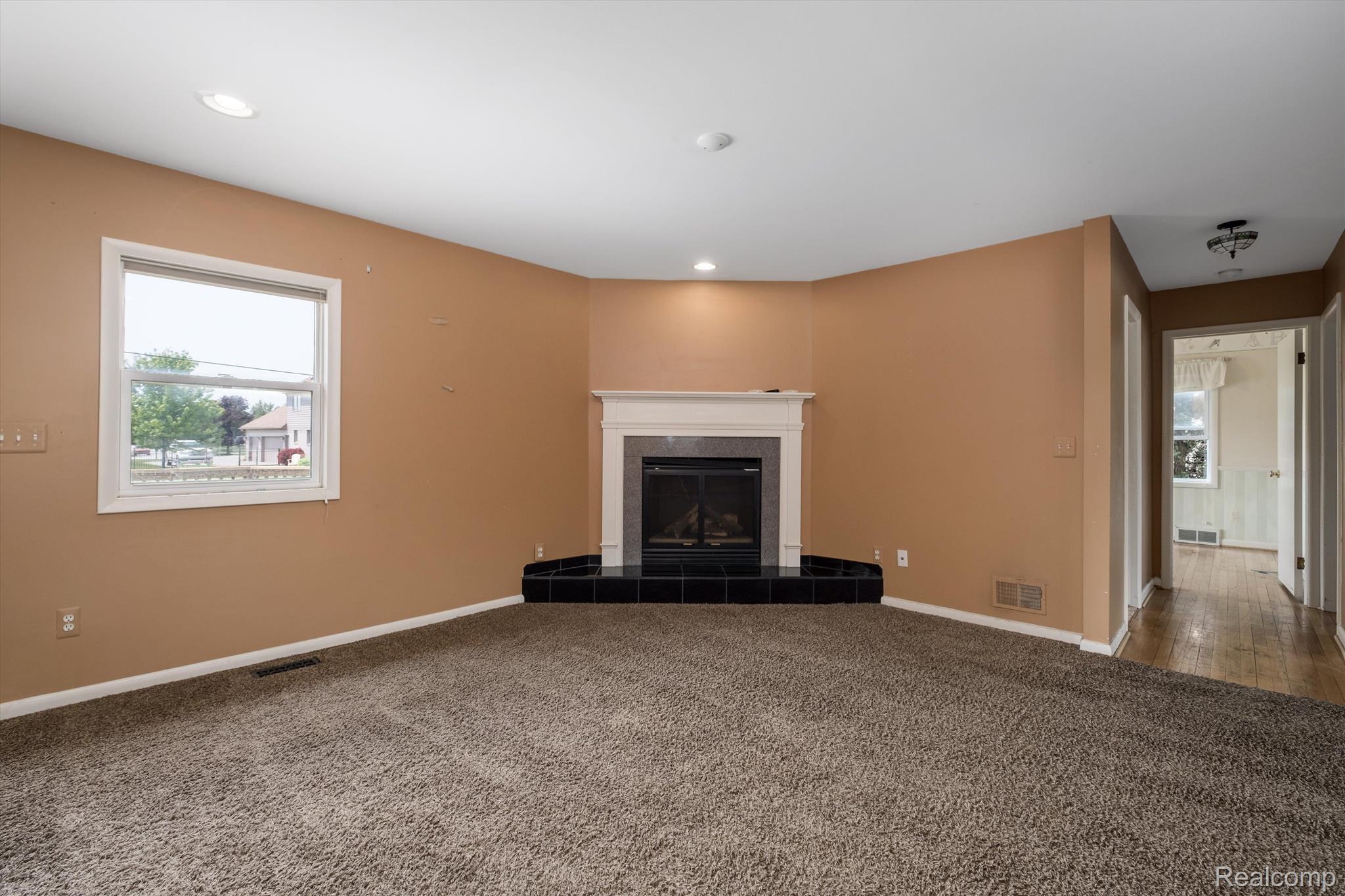 52903 Chesterfield Road New Baltimore, MI 48051 - Photo 21 of 54 Great Room w Gas Fireplace