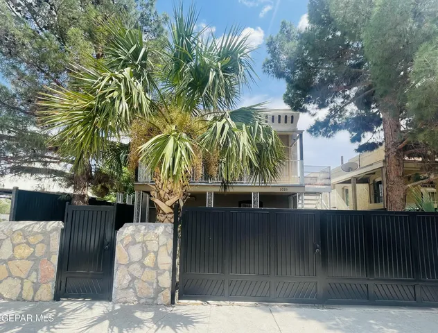 a view of entryway and outdoor space