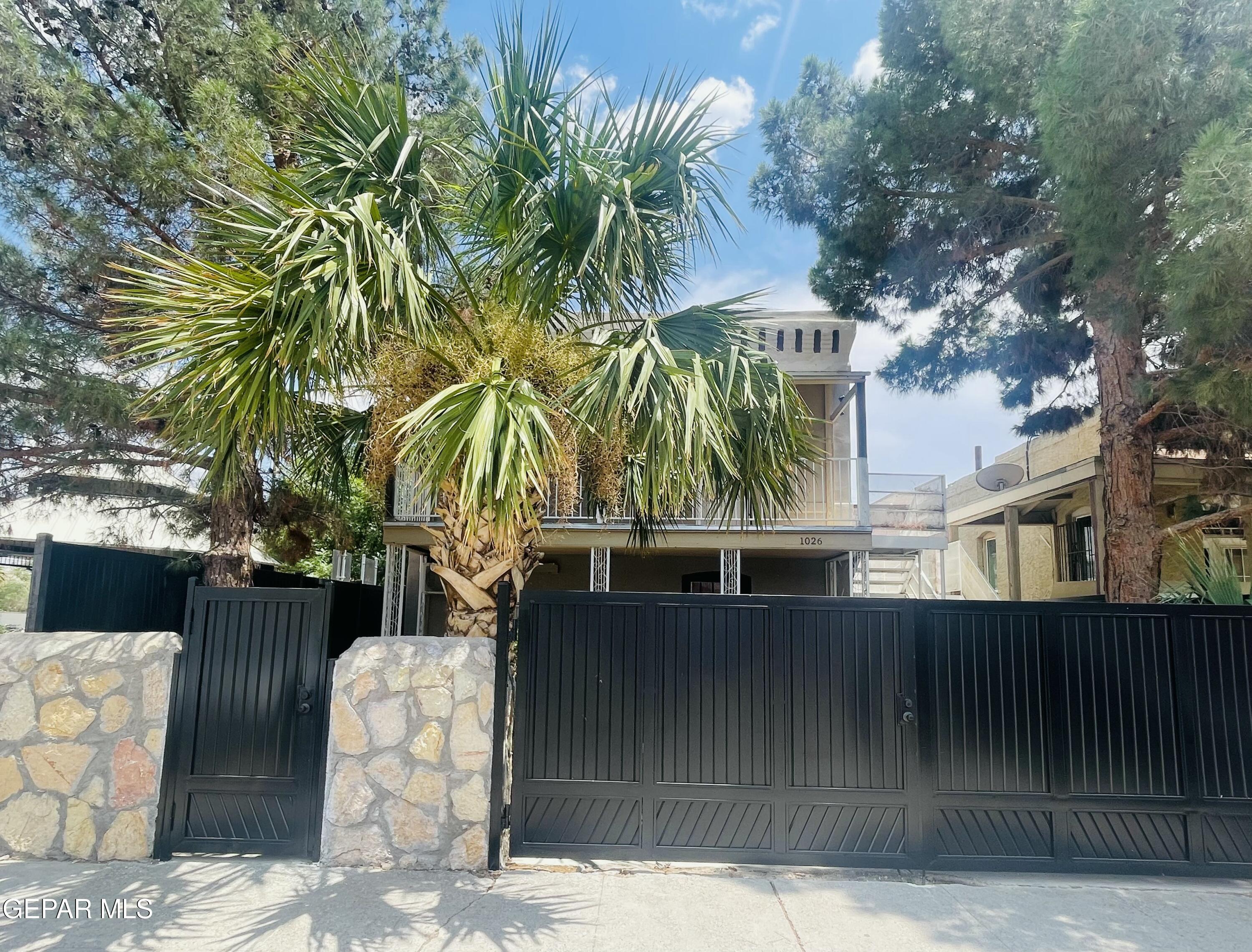 1026 Myrtle Avenue, Unit 6 El Paso, TX 79901 - Photo 2 of 7 a view of entryway and outdoor space