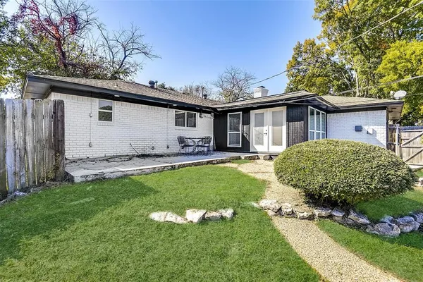 a view of a house with backyard and garden