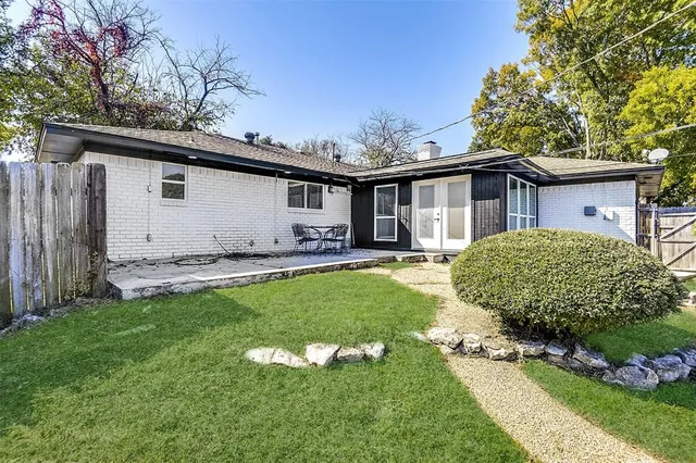 a view of a house with backyard and garden